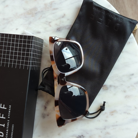 Diff Hailey Cream Tortoise Sunglasses - Picture 5 of 5